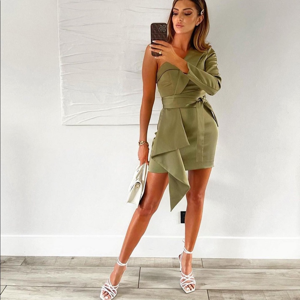 NEW SEASON ❤️❤️ Lavish Alice satin mini blazer dress with origami belt in sage❤️